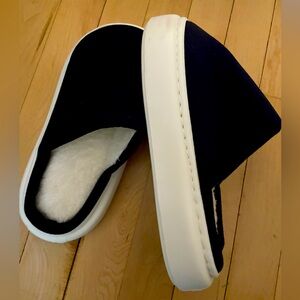 Cloud Slides: Women's Navy and White Slippers